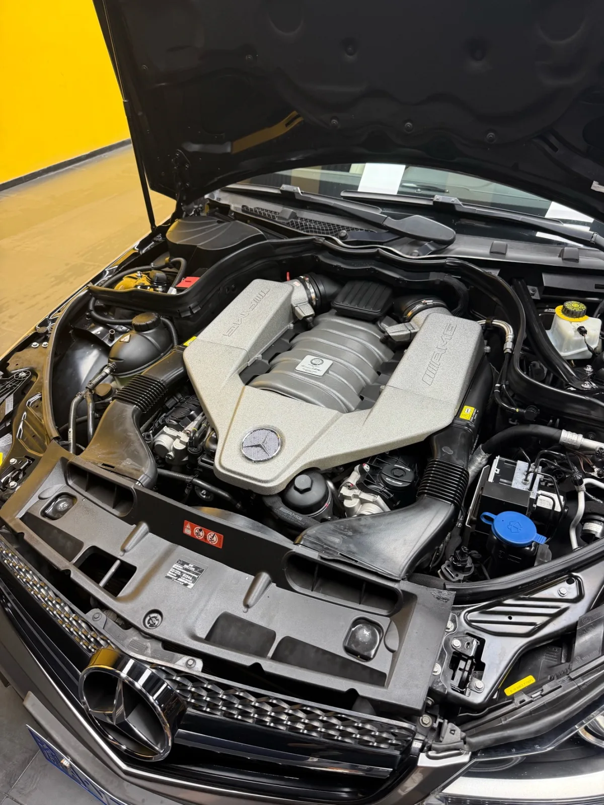 M156，6208毫升自然吸气十字曲轴V8。Edition 507采用了源自SLS AMG发动机的锻造活塞，以及新设计的连杆和轻量化曲轴，原厂额定输出为507 PS／6800 rpm、610牛·米／5200 rpm。2004年从保时捷回到AMG、接手这台发动机项目的Bernd Ramler，此前主持过保时捷Carrera GT那台5.7升V10的开发。