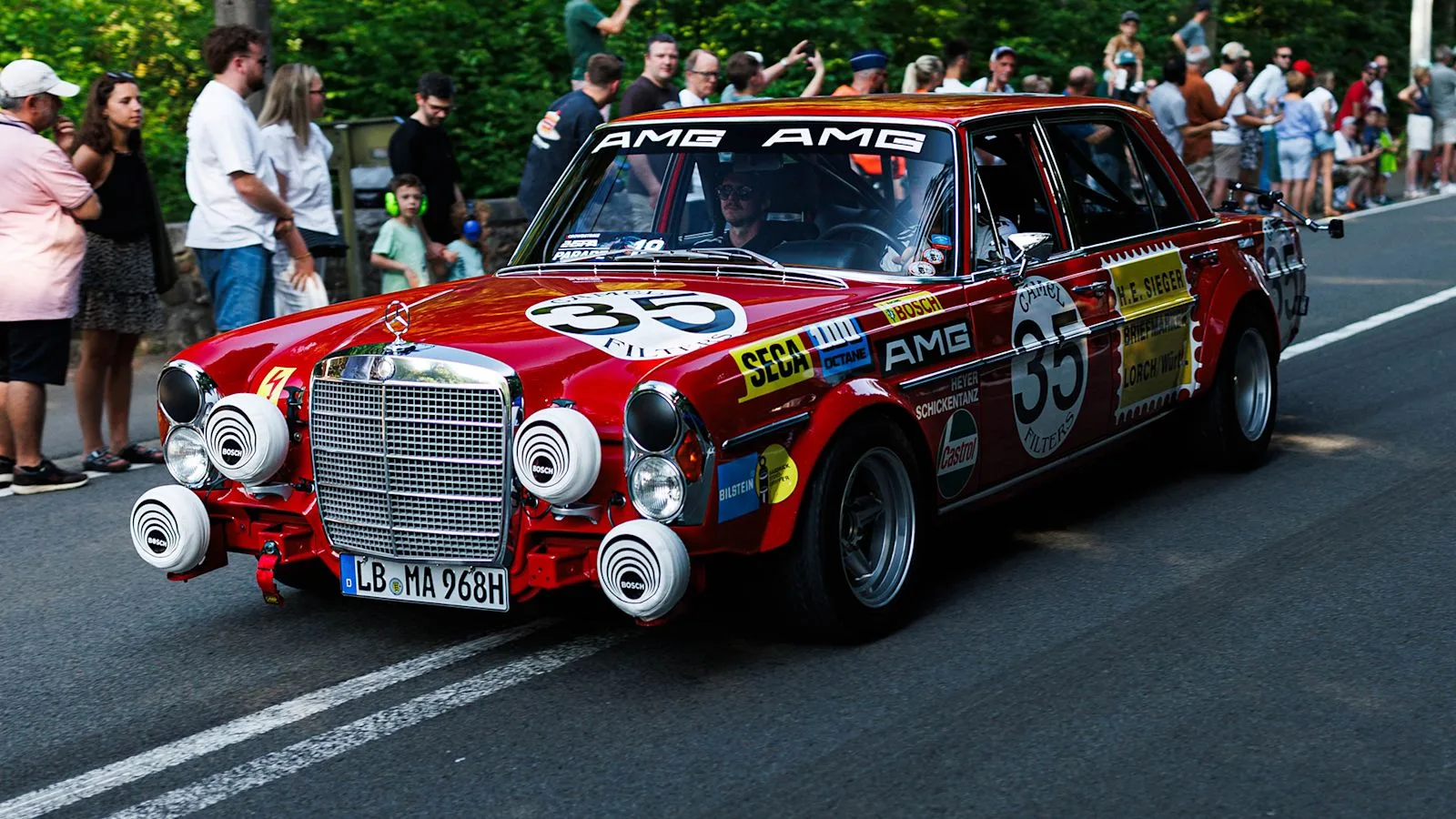 300 SEL 6.8 AMG，“红猪”。1966年，奔驰工程师 Erich Waxenberger 私下把旗舰600的6.3升V8塞进了一台300系列轿车，1968年它量产为300 SEL 6.3，C63车尾的“63”致敬的就是它。之后，离开奔驰的 Aufrecht 和 Melcher 接手了这个项目，把排量扩到6.8升，在1971年斯帕24小时耐力赛拿下组别冠军和总成绩亚军，AMG由此成名。原车后来被卖给法国马特拉公司，给幻影战斗机做轮胎和悬挂测试，据说直到报废；图中是按原样复刻的车。图：Mercedes-AMG